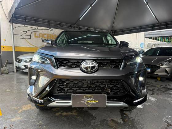 TOYOTA HILUX SW4 2.8 D-4D TURBO DIESEL SRX PLATINUM 7L 4X4 AUTOMÁTICO TOYOTA HILUX SW4 2.8 D-4D TURBO DIESEL SRX PLATINUM 7L 4X4 AUTOMÁTICO